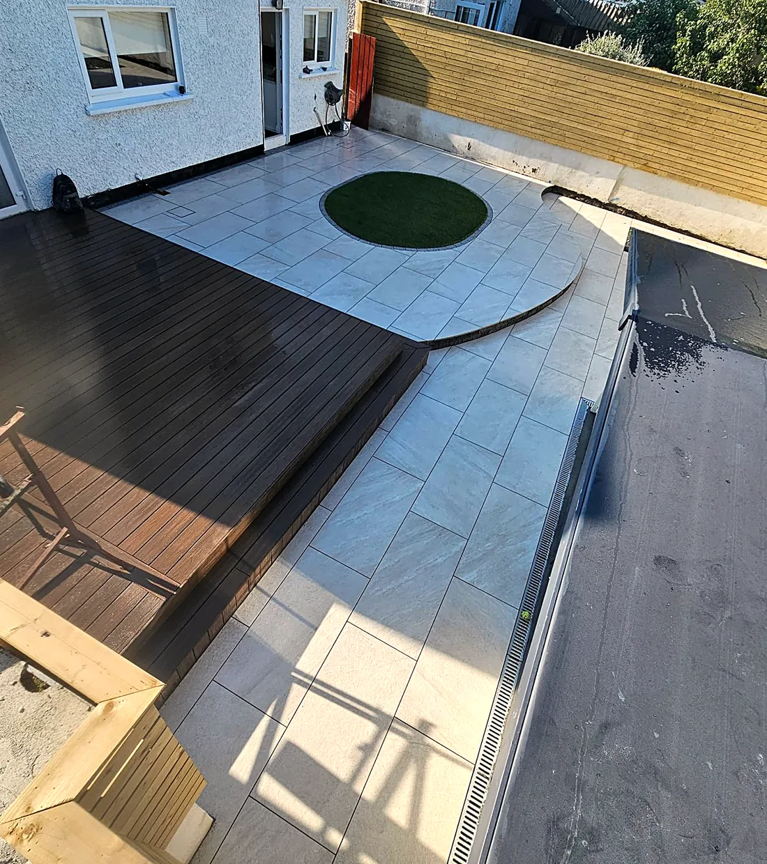 Porcelain patio with circular lawn