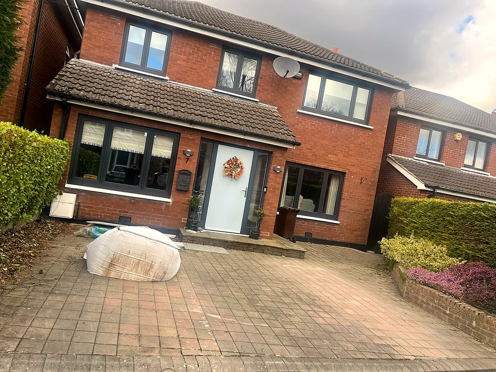 Porcelain driveway with cobble apron