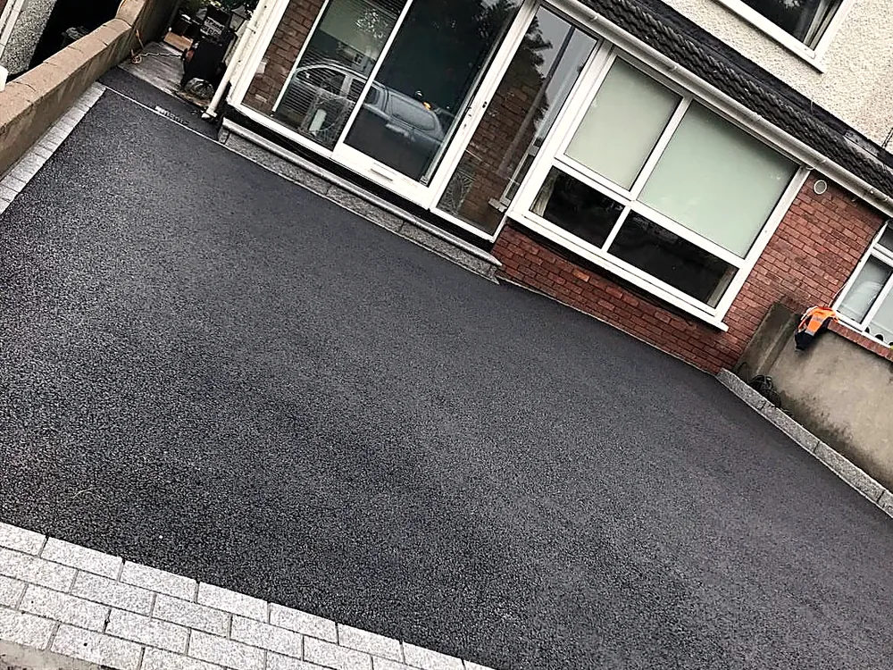 Driveway with silver cobble apron