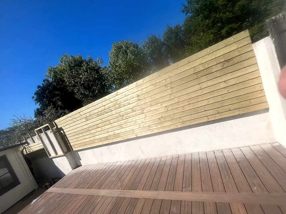 Horizontal timber screening beside a garden deck
