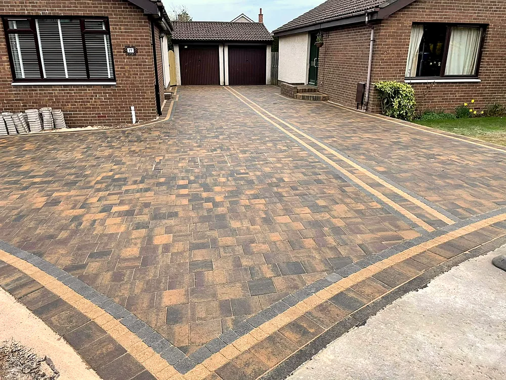 Multi-tone block paving with a yellow border band