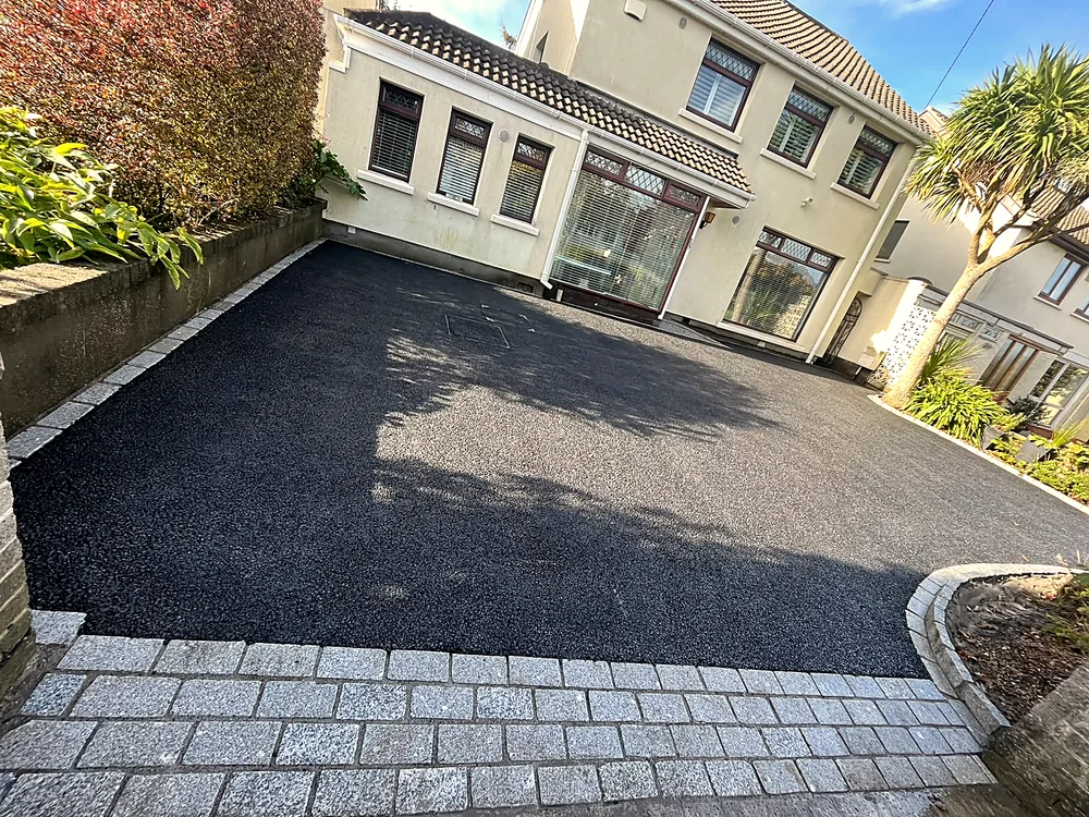 Tarmac driveway with cobble apron