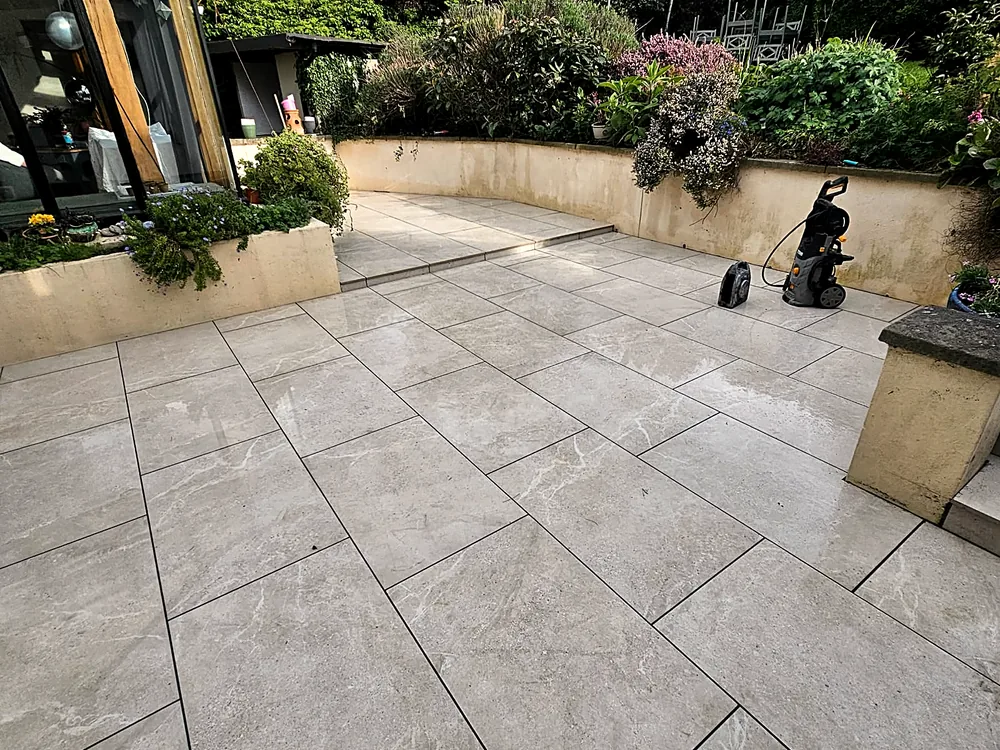 Porcelain patio with a charcoal border